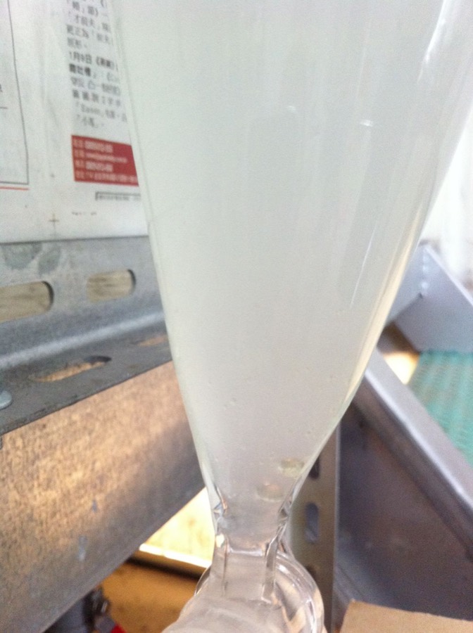 量器中呈乳白色的新鮮純露